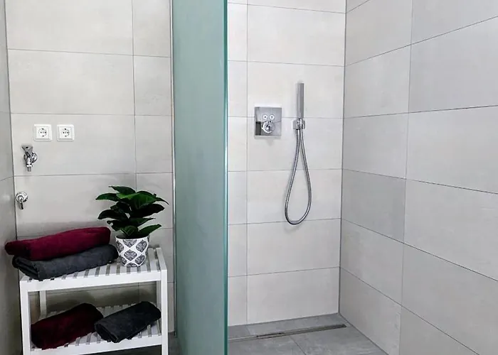 Urban Gotha-apartment Friedenstein- Am Schlosspark- Parken An Der Der Tuer- Barrierefrei, 900 Meter Zum Bahnhof - Wallbox Appartement Gotha